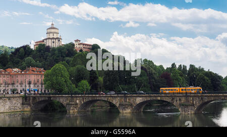 La Vittorio Emanuele il ponte e la Chiesa della Gran Madre. Il ponte sul fiume Po a Torino Foto Stock