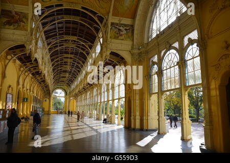 Vista interna del nuovo colonnato barocco in Marienbad / Marianske Lazne, che fu costruita tra il 1888 e il 1889. Foto Stock