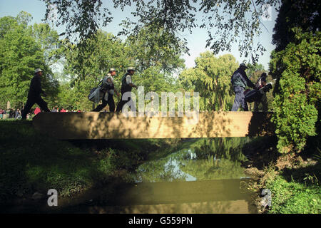 Golf - 1995 Ryder Cup - Costantino Rocca - Oak Hill Country Club, New York. Costantino Rocca e Sam Torrance attraversano un ponte. Foto Stock