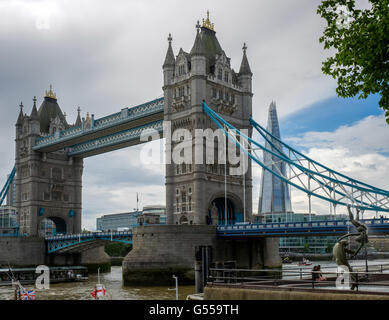 Wayne David scultura ragazza con il Dolphin vicino al Tower Bridge di Londra Foto Stock