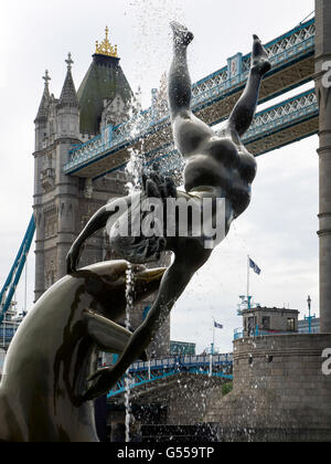 Wayne David scultura ragazza con il Dolphin vicino al Tower Bridge di Londra Foto Stock