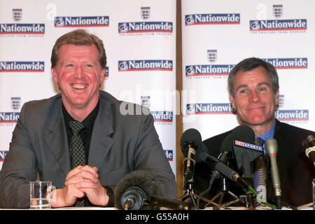 Peter Taylor (a destra), boss di Leicester City, e Steve McClaren, assistente manager di Manchester United, durante una conferenza stampa a Londra, dopo che la Football Association li ha nominati come allenatori inglesi a breve termine e part-time per l'amichevole contro l'Italia. Taylor e McClaren si prenderanno carico del team per il amichevole di Torino il prossimo 15 novembre, mentre la fa intenserà la loro ricerca di un successore a lungo termine di Kevin Keegan. Foto Stock