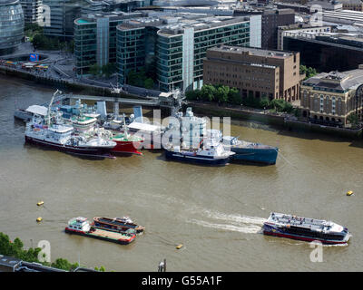 HMS Belfast e altre imbarcazioni ormeggiate nel Tamigi Foto Stock