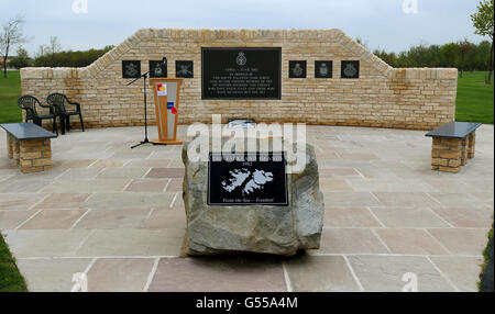 Il nuovo memoriale commemorava i 255 militari britannici che morirono durante la guerra delle Falklands, al National Memorial Arboretum nello Staffordshire. Foto Stock