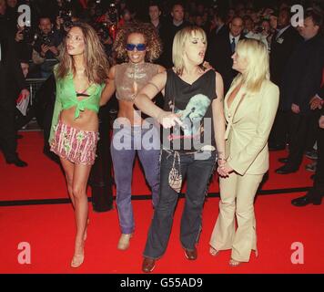 The Spice Girls (sinistra - destra) Posh, Victoria Beckham, Scary, Mel B, Sporty, Mel C Baby, Emma Bunton Arrivando a Red Cube in Leicester Square di Londra per la festa di lancio del loro nuovo album "Forever". Foto Stock