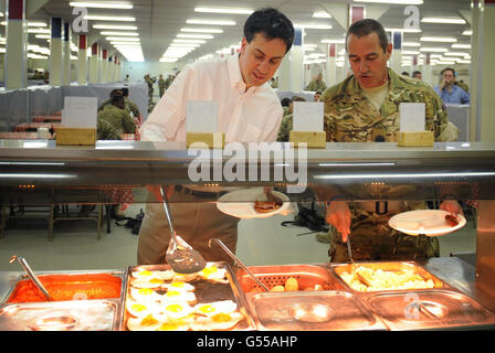 Il leader del lavoro ed Miliband con i soldati britannici durante la prima colazione al Camp Bastion nella provincia di Helmand durante la sua visita di due giorni in Afghanistan. Foto Stock