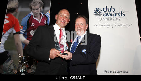 Archie Ferguson, membro cooptato della SRU, presenta il giocatore Women Premier 1 che viene raccolto per conto di Steph Johnston durante la cena Scottish Rugby Union Club Awards a Murrayfield, Edimburgo. Foto Stock