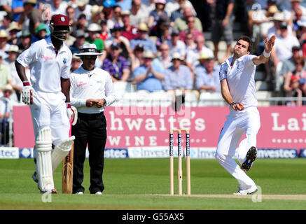 Cricket - 2012 Investec Test Series - seconda prova - Inghilterra / West Indies - Day Two - Trent Bridge. James Anderson in Inghilterra si inchinò durante il secondo incontro di prova a Trent Bridge, Nottingham. Foto Stock