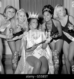 MISS WORLD 1970: Cinque finalisti nel concorso Miss World 1970 alla Royal Albert Hall - il vincitore, Jennifer Hosten (Miss Grenada), 22, circondato da (l-r) Miss Israele, Miss Sud Africa, Miss Africa Sud e Miss Svezia. Foto Stock