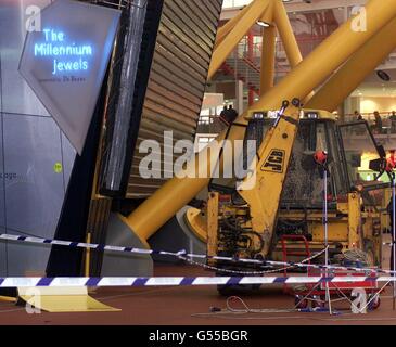 Un escavatore sulla scena dopo un raid su 350 milioni di diamanti in mostra al Millennium Dome di se London. Sei persone sono state arrestate, di cui quattro nella volta della Money zone, e due dal Tamigi, dove i ladri avevano una motoscafo. *... in attesa di velocitarli dalla scena. In scene che ricordano il film di James Bond The World is Not Enough, i predatori usarono un bulldozer per entrare nel Dome. Se avesse avuto successo, sarebbe stata la più grande rapina del mondo. Foto Stock