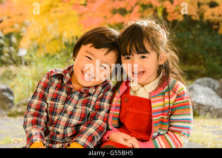 Bambini che giocano in un parco Foto Stock