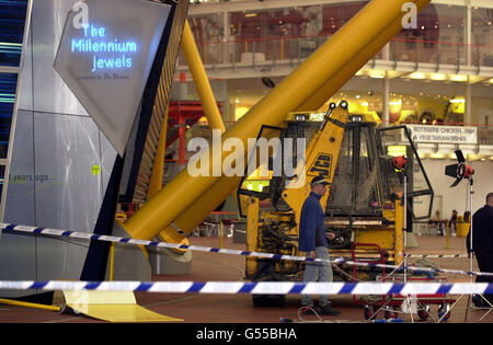 Un escavatore sulla scena dopo un raid su 350 milioni di diamanti in mostra al Millennium Dome di se London. Sei persone sono state arrestate, di cui quattro nella volta della Money zone, e due dal Tamigi, dove i ladri avevano una motoscafo. *... in attesa di velocitarli dalla scena. In scene che ricordano il film di James Bond The World is Not Enough, i predatori usarono un bulldozer per entrare nel Dome. Se avesse avuto successo, sarebbe stata la più grande rapina del mondo. 18/02/02 quattro uomini sono stati giudicati colpevoli all'Old Bailey di Londra di aver complottato per effettuare la rapina. 21/01/04: Foto Stock