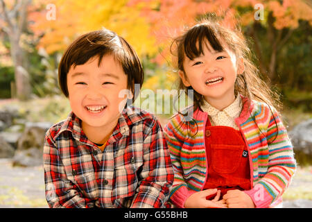 Bambini che giocano in un parco Foto Stock