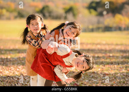 Bambini che giocano in un parco Foto Stock