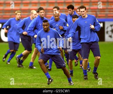 Il capitano del Leeds United Lucas Radebe (davanti al centro) è felice di tornare dopo un infortunio, in quanto guida la sessione di allenamento laterale nello stadio di San Siro, in vista della loro partita della Champions League contro l'AC Milan il 11/00/08. Foto Stock