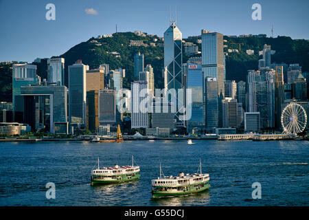 Due Star Ferries attraversa il Victoria Harbour in Hong Kong. Foto Stock