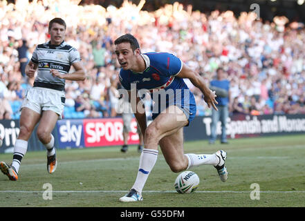 La Craig Hall di Hull KR segna il primo tentativo contro il Hull FC durante la partita di Stobart Super League, Magic Weekend all'Etihad Stadium di Manchester. Foto Stock