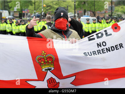 Un sostenitore della EDL nel centro di Luton come una presenza pesante della polizia ha separato i membri della Lega della Difesa inglese da una contronotazione di Unite contro il fascismo. Foto Stock