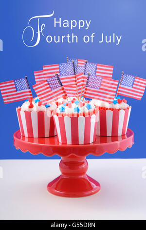 USA tema tortine con cuori rossi e blue star candy decorazioni e bandierine americane su un rosso, bianco e blu. Foto Stock