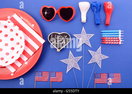 Felice Quarta di luglio barbecue piastre di partito, palloncini e stelle e bandiere laici piatta in rosso, bianco e blu tema colori. Foto Stock