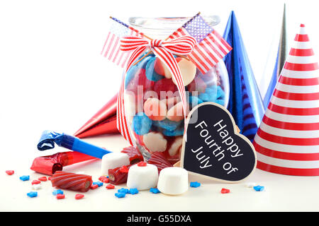 Felice Quarta di luglio jar patriottica di rosso, bianco e blu candy con bandiere su uno sfondo bianco. Foto Stock