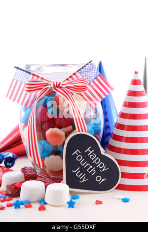 Felice Quarta di luglio jar patriottica di rosso, bianco e blu candy con bandiere su uno sfondo bianco. Foto Stock