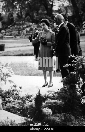 *scansione a bassa risoluzione da stampa, alta risoluzione disponibile su richiesta* Queen Elizabeth II al Chelsea Flower Show, Londra Foto Stock