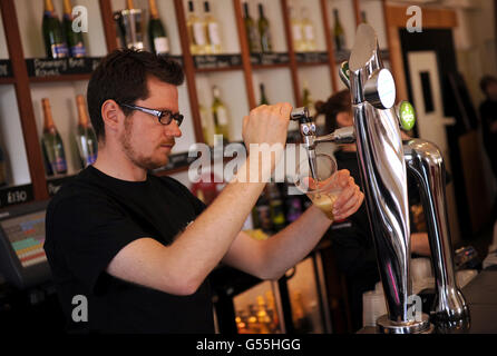 Corse di cavalli - giorno di prova di Betfred Derby - Lingfield Park. Un barista versa una pinta di birra all'interno del Wine bar di mezzogiorno all'ippodromo di Lingfield Park Foto Stock