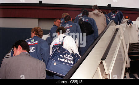 Squadra di calcio inglese che salirà a bordo di un volo per Helsinki all'aeroporto di Luton, prima della partita di qualificazione della Coppa del mondo contro la Finlandia. Foto Stock