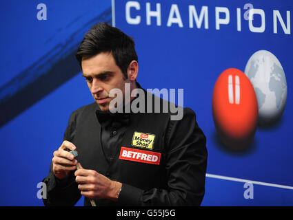 Snooker - Campionati del mondo di snooker Betfred.com - dodici giorni - il Teatro Crucible. L'inglese Ronnie o'Sullivan calca il suo culo Foto Stock