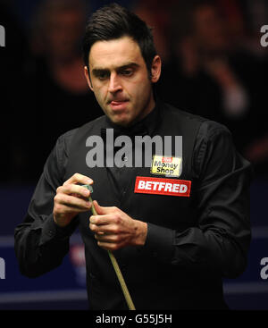 Snooker - Campionati del mondo di snooker Betfred.com - dodici giorni - il Teatro Crucible. L'inglese Ronnie o'Sullivan calca il suo culo Foto Stock