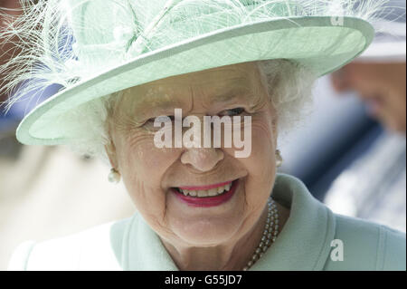 Regina Elisabetta II durante la sua visita al Burnley College e UCLan. Foto Stock