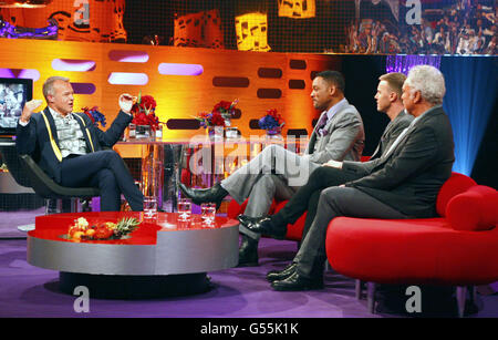 Graham Norton (a sinistra) intervista gli ospiti (da sinistra a destra) Will Smith, Gary Barlow e Tom Jones durante le riprese per l'edizione di questa settimana del Graham Norton Show, presso i London Studios di Londra. Foto Stock