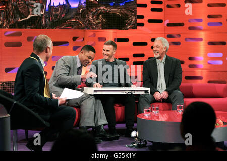 Graham Norton (a sinistra) intervista gli ospiti (da sinistra a destra) Will Smith, Gary Barlow e Tom Jones durante le riprese per l'edizione di questa settimana del Graham Norton Show, presso i London Studios di Londra. Foto Stock