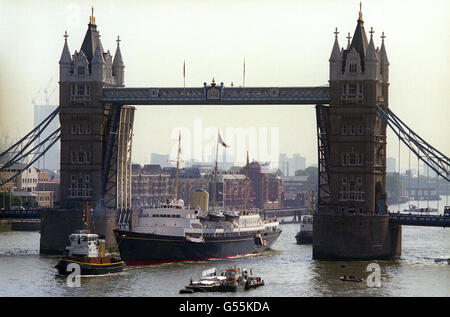 Trasporti - Royal Yacht Britannia - piscina di Londra. Il Royal Yacht Britannia, passando attraverso il Tower Bridge per la piscina di Londra, con la Regina Madre a bordo. Foto Stock