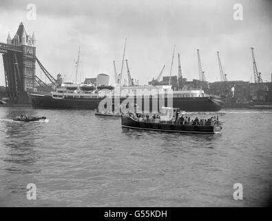 Il Royal Yacht Britannia passando attraverso il Tower Bridge per entrare nella piscina di Londra. Foto Stock