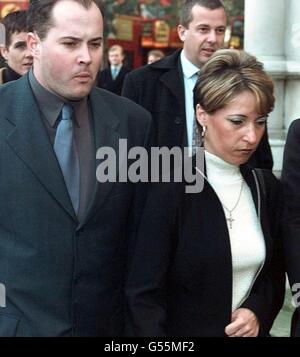 Denise Fergus, la madre del toddler assassinato James Bulger, che arriva con suo marito Stuart (a sinistra) presso i tribunali di legge, a Londra, per ascoltare la sentenza del Lord Chief Justice sulle condanne minime che devono essere servite dai suoi assassini Robert Thompson e Jon Venables. * Robert Thompson e Jon Venables, ora 18 anni, potrebbero essere rilasciati non appena il 2001 febbraio se Lord Woolf stabilisce una tariffa di otto anni. Denise Fergus ha camminato attraverso una mischia di fotografi accompagnati da suo marito, Stuart Fergus, senza parlare. Foto Stock