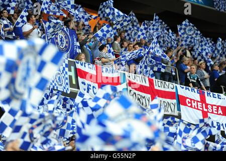 I tifosi del Chelsea mostrano il loro sostegno nelle tribune prima del gioco Foto Stock