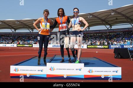 USA's April Holmes (al centro) pone con la sua medaglia d'oro accanto Medaglia di bronzo Stephanie Reid della Gran Bretagna e medaglia d'argento Marlou van Rhijn dei Paesi Bassi dopo la T42/43/44 Donna 100 m durante il giorno 1 del 2012 BT Paralimpico mondo Coppa a Manchester Foto Stock