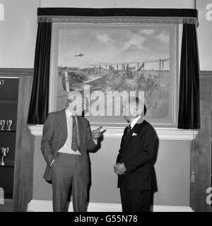 Il presidente della posta Sir William Barlow (r) parla con l'artista militare Terence Cuneo dopo aver svelato il nuovo dipinto di Cuneo 'First Air Post' presso la casa postale dell'esercito e il deposito del corriere a Mill Hill, North London. Il dipinto registra la parte degli ingegneri reali nel pioniere della prima posta aerea internazionale quasi 60 anni fa, E raffigura RES del servizio postale che scaricherà la posta per le truppe d'occupazione britanniche da un aereo della prima guerra mondiale a Colonia, in Germania, nel 1919. Apparirà su coperture filateliche commemorative nel marzo del prossimo anno in occasione del Giubileo del Diamante del primo Foto Stock