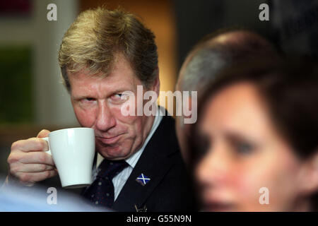 Il segretario scozzese alla giustizia Kenny MacAskill incontra il personale e le vittime in un centro di supporto alle vittime di Edimburgo mentre avvia una consultazione legislativa sulle vittime. Foto Stock