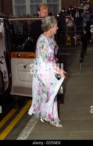 La Regina Elisabetta II arriva alla Spencer House per assistere ad una cena ospitata dal presente ed ex primi Ministri per celebrare il 40° anniversario della sua adesione al trono. Foto Stock