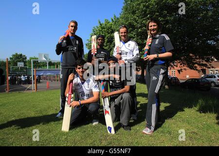 Tutti e quattro gli attuali capitani inglesi Charlotte Edwards (a destra), Alastair Cook, Stuart Broad (a sinistra) e Andrew Strauss (al centro a destra) si riuniscono per condurre una sessione di coaching con alcuni dei giovani del centro di Nottingham all'area dei giochi multiuso di Bridlington Street, a Nottingham. Foto Stock