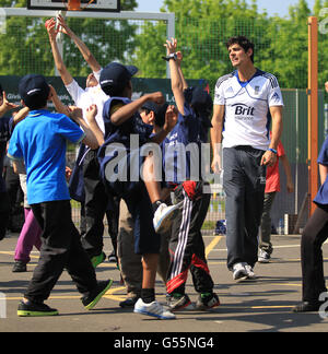 Il capitano dell'Inghilterra Alastair Cook durante una sessione di coaching con alcuni dei giovani del centro di Nottingham all'area dei giochi multiuso di Bridlington Street, Nottingham. Foto Stock