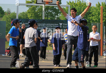 Il capitano dell'Inghilterra Alastair Cook durante una sessione di coaching con alcuni dei giovani del centro di Nottingham all'area dei giochi multiuso di Bridlington Street, Nottingham. Foto Stock