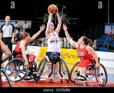 Amy Conroy (centro) della Gran Bretagna in azione durante il secondo giorno della Coppa del mondo di BT Paralimpic alla Manchester Regional Arena, Manchester. Foto Stock