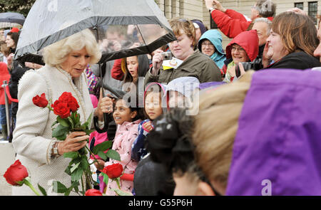 La Duchessa di Cornovaglia è data fiori da bambini al suo arrivo al Saskatchewan legislative Building, a Regina, l'ultimo giorno di un tour Diamond Jubilee del Canada. Foto Stock