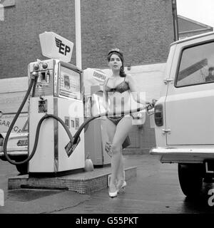 Vicky Hughes, responsabile della pompa di petrolio britannica, si occupa di riempire un veicolo motorista con carburante all'Empire Garage, Londra Foto Stock