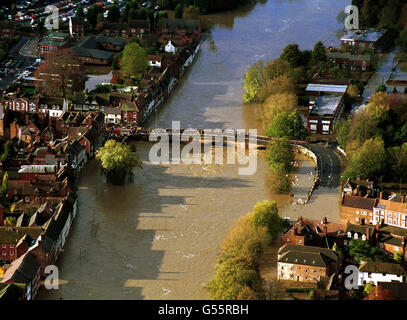 Una vista aerea del fiume sommerso Severn, mentre passa attraverso Bewdley, Inghilterra. Più pioggia ha spazzato attraverso la Gran Bretagna, fiumi che gonfiano già al punto di scoppio come le inondazioni più diffuse della contea in 50 anni hanno mostrato pochi segni di abbacimento. *... Gli esperti di previsioni meteo hanno avvertito che la situazione probabilmente sarebbe peggiorata nel corso delle prossime 48 ore con più pioggia sul suo cammino. Foto Stock