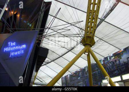 La scena all'interno del Millennium Dome a se Londra dopo l'incursione ingannata da ladri su una esposizione di diamanti per un valore di 350 milioni. Sarebbe stata la rapina più grande del mondo. Più di 100 poliziotti stavano aspettando i ladri. *... che si era rotto utilizzando un escavatore meccanico e aveva pianificato di fuggire utilizzando una motoscafo sul Tamigi, e ha arrestato sei uomini. La polizia era stata in standby per il raid almeno 24 volte, e aveva sostituito il diamante con i falsi. Foto Stock